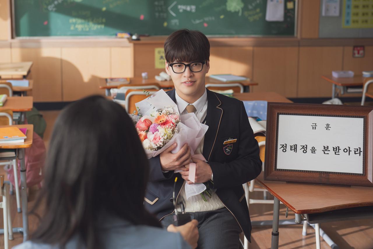 Kang Ha Neul trong phim Anh Trai Say Xe