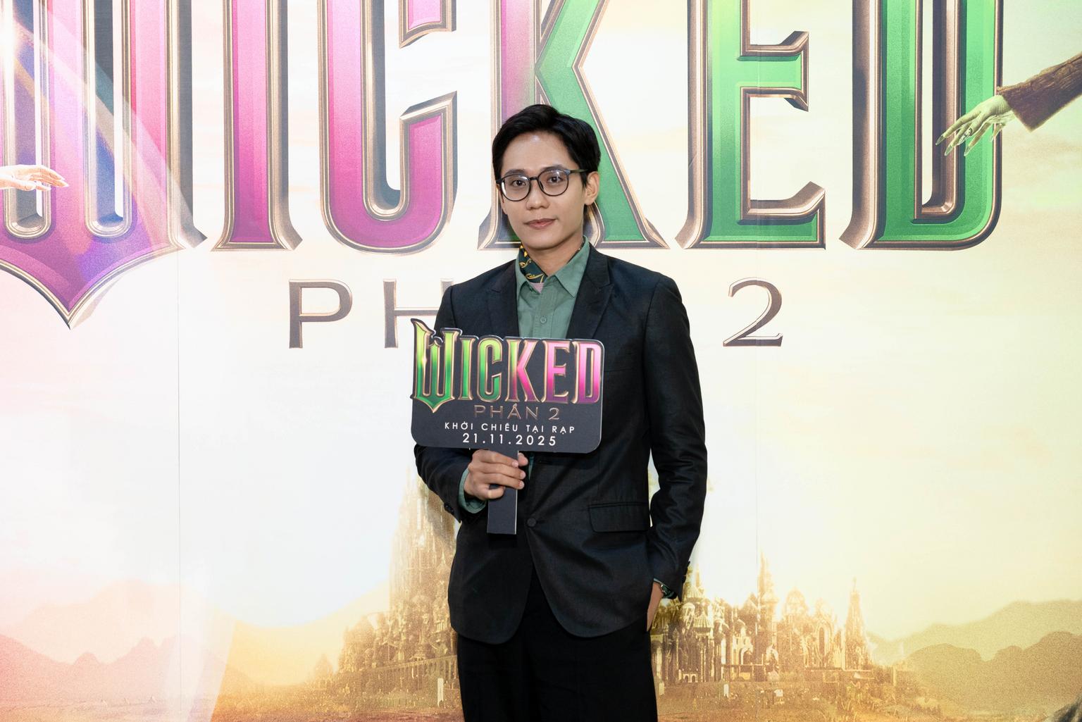 Các nghệ sĩ tại Impact Theater Saigon trình diễn tại sự kiện